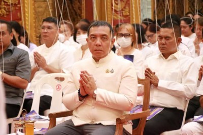 เทศบาลนครสุราษฎร์ธานี ร่วมพิธีสวดมนต์และปฏิบัติธรรมข้ามปีใหม ... Image 1