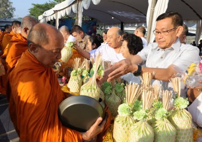 ฤกษ์ดีปีใหม่ เทศบาลจัดพิธีทำบุญตักบาตร เพื่อความเป็นสิริมงคล Image 1