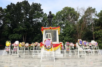 เทศบาลนครสุราษฎร์ธานี ร่วมพิธีวางพวงมาลาเนื่องใน “วันวิภาวดี ... Image 1