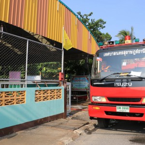ฉีดพ่นฆ่าเชื้อในพื้นที่โรงเรียนอุ่นรัก ๒ ภาษา และโรงเรียนอนุ ... Image 1