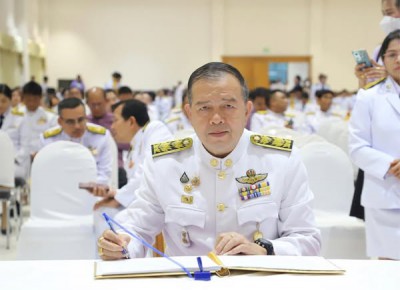 เทศบาลนครสุราษฎร์ธานี ร่วมพิธีวางพานพุ่มถวายราชสักการะ และร่ ... Image 1