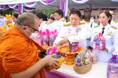 พิธีทำบุญตักบาตรถวายเป็นพระราชกุศล เนื่องในโอกาสวันเฉลิมพระช ... Image 1