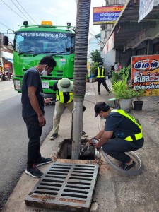 ลงพื้นที่ดูดล้างท่อระบายน้ำ บริเวณถนนการุณราษฎร์ตั้งแต่แยกน้ ... Image 1
