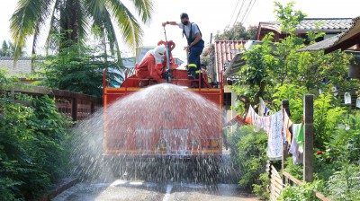 ลงพื้นที่ทำการฉีดพ่นฆ่าเชื้อในพื้นที่บริเวณถนนตลาดล่างซอย ๘  ... Image 1