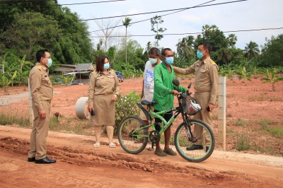 สำรวจการดำเนินงานการก่อสร้างท่อระบายน้ำและผิวจราจรของถนนท่าท ... Image 1