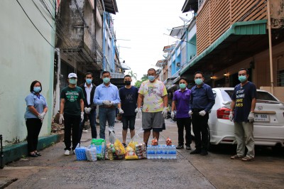 นายกเทศมนตรีนครสุราษฎร์ธานีพร้อมคณะลงพื้นที่มอบถุงยังชีพ Image 1
