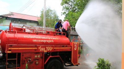 เทศบาลนครสุราษฎร์ธานี ลงพื้นที่ทำการฉีดพ่นยาฆ่าเชื้อควบคุมโร ... Image 1