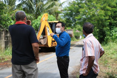 ลงพื้นที่ดำเนินการตัดต้นไม้ และตัดหญ้า Image 1