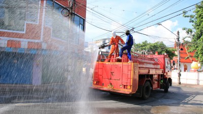ทำการฉีดพ่นฆ่าเชื้อในพื้นที่บริเวณถนนตลาดศาลเจ้าซ้ำอีกครั้ง Image 1