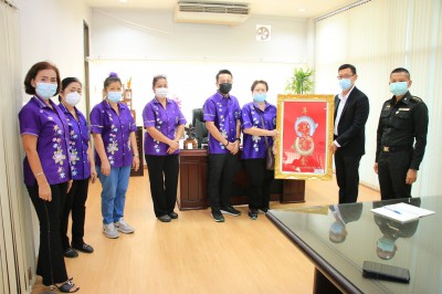 นายกเทศมนตรีรับมอบกระเช้าดอกไม้ชมรมการท่องเที่ยว Image 1