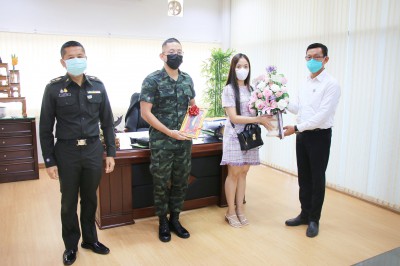นายกเทศมนตรีนครสุราษฎร์ธานี รับมอบกระเช้าดอกไม้ จากนางสาวอาภ ... Image 1
