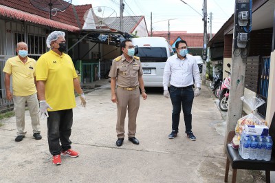 ลงพื้นที่ส่งมอบถุงยังชีพบรรเทาความเดือดร้อนให้กับผู้กักตัว ๑ ... Image 1