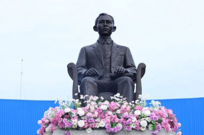 เทศบาลนครสุราษฎร์ธานี ร่วมวางพวงมาลาถวายสักการะ เนื่องในวันม ... รูปภาพ 1