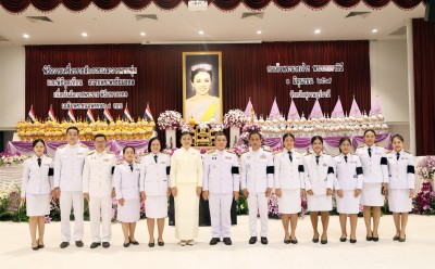 พิธีถวายเครื่องราชสักการะและวางพานพุ่มและจุดเทียนถวายพระพรชั ... Image 1