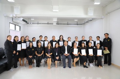 พิธีปิดการฝึกอบรมหลักสูตร “การทำดอกไม้ประดิษฐ์ให้มีมูลค่าเพิ ... Image 1
