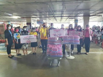 นายประเสริฐ บุญประสพ นายกเทศมนตรีนครสุราษฎร์ธานี รับมอบน้ำดื ... Image 1