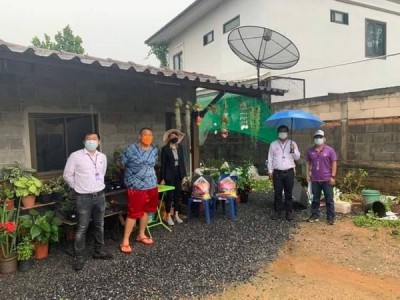 ลงพื้นที่ส่งมอบถุงยังชีพบรรเทาความเดือดร้อนให้กับผู้กักตัว ๑ ... Image 1