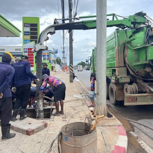 เทศบาลนครสุราษฎร์ธานี ดำเนินการดูดลอกท่อระบายน้ำ กำจัดสิ่งปฏ ... Image 1