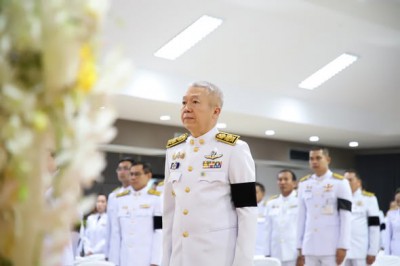 เทศบาลสุราษฎร์ธานี ร่วมพิธีวางพานพุ่มดอกไม้สดถวายราชสักการะ  ... Image 1