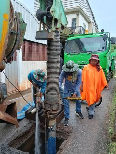 เทศบาลนครสุราษฎร์ธานี โดยสำนักช่าง ดำเนินการดูดลอกท่อระบายน้ ... Image 1