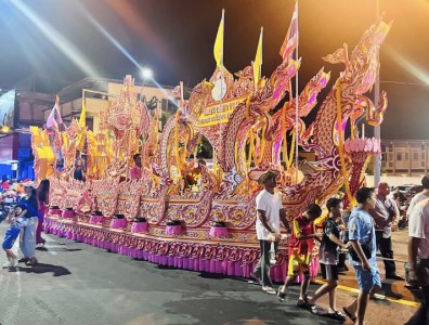 เรือพนมพระปิดท้ายขบวนในค่ำคืนนี้ รูปภาพ 1