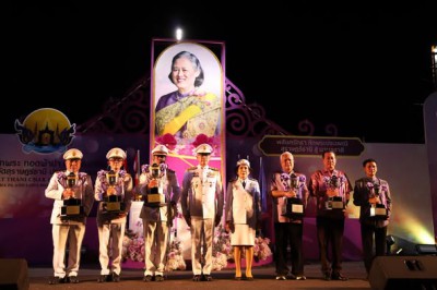 พิธีมอบถ้วยรางวัลพระราชทาน งานประเพณีชักพระ – ทอดผ้าป่า และแ ... รูปภาพ 1