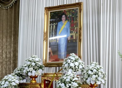 เทศบาลนครสุราษฎร์ธานี ร่วมถวายน้ำสรงพระบรมศพ เบื้องหน้าพระฉา ... Image 1