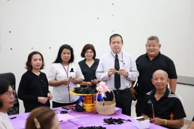 กิจกรรมทำโบว์ริบบิ้นสีดำไว้อาลัยด้วยความเคารพและสำนึกในพระมห ... Image 1