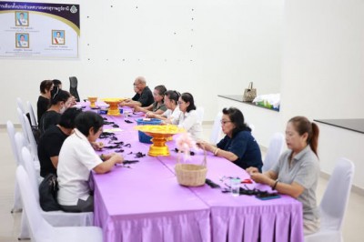 กิจกรรมทำโบว์ริบบิ้นสีดำไว้อาลัยด้วยความเคารพและสำนึกในพระมห ... Image 1