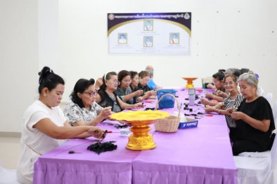 กิจกรรมร่วมใจทำริบบิ้นแจกประชาชนที่จุดลงนามถวายอาลัย "สมเด็จ ... Image 1