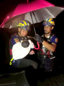 เทศบาลส่งเจ้าหน้าที่ลงช่วยพื้นที่น้ำท่วมหาดใหญ่ รูปภาพ 1