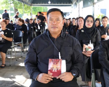กราบถวายบังคมพระบรมศพสมเด็จพระนางเจ้าสิริกิติ์ พระบรมราชินีน ... รูปภาพ 1