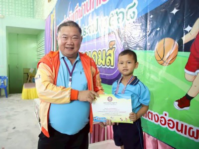 มอบเกียรติบัตรและเหรียญรางวัล ในการแข่งขันกีฬานักเรียนอนุบาล ... รูปภาพ 1