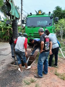 เทศบาลนครสุราษฎร์ธานี โดยสำนักช่าง ดำเนินการดูดลอกท่อระบายน้ ... Image 1