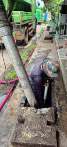 เทศบาลปฏิบัติการดูดลอกท่อระบายน้ำอย่างต่อเนื่อง รูปภาพ 1