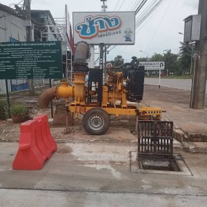 เทศบาลนครสุราษฎร์ธานี นำกำลังพลพร้อมอุปกรณ์ เครื่องจักรกลของ ... Image 1