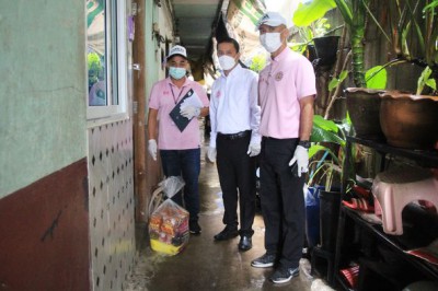 ลงพื้นที่ส่งมอบถุงยังชีพบรรเทาความเดือดร้อนให้กับผู้กักตัว ๑ ... Image 1