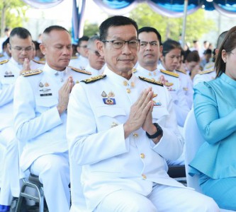 พิธีทำบุญตักบาตรถวายเป็นพระราชกุศล เนื่องในโอกาสวันเฉลิมพระช ... Image 1