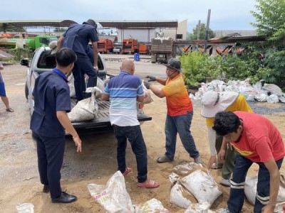 แจกกระสอบทราย ฟรี สำหรับผู้ที่เดือดร้อนในสถานการณ์น้ำท่วม Image 1