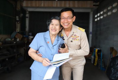 ลงพื้นที่มอบเกียรติบัตร โครงการ อสม. นักรบเสื้อเทาคุ้มภัยชุม ... รูปภาพ 1