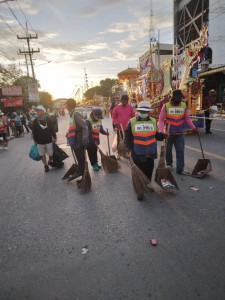 ทีมงานเก็บกวาด ทำความสะอาดตามหลังเรือพนมพระทางบกเคลื่อนออกจา ... Image 1