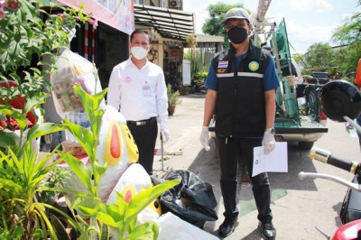 ลงพื้นที่ส่งมอบถุงยังชีพบรรเทาความเดือดร้อนให้กับผู้กักตัว ๑ ... Image 1