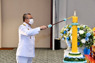 พิธีถวายเครื่องราชสักการะวางพานพุ่ม จุดเทียนถวายพระพรชัยมงคล Image 1