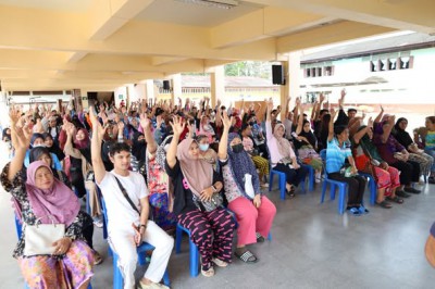 ประชุมประชาคม รับรองข้อมูลผู้ประสบอุทกภัย ในเขตเทศบาลนครสุรา ... รูปภาพ 1