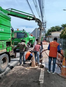 เทศบาลนครสุราษฎร์ธานี โดยสำนักช่าง ดำเนินการดูดลอกท่อระบายน้ ... รูปภาพ 1