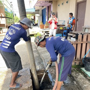 เทศบาลเข้าปฏิบัติการดูดลอกท่อระบายน้ำอย่างต่อเนื่อง Image 1