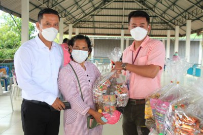 บรรยากาศ เทศบาลนครสุราษฎร์ธานี รวมพลัง ส่งมอบถุงยังชีพ รูปภาพ 1