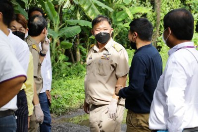 ลงพื้นที่สำรวจจุดติดตั้งไฟส่องสว่างและถนนชำรุด ซอยตลาดล่าง ๒ ... Image 1