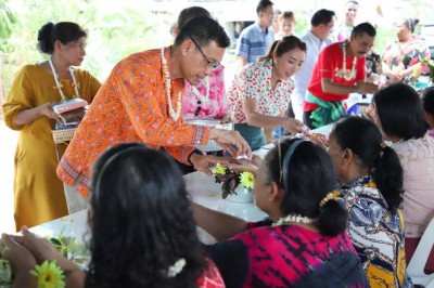 นายกแป๊ะ รดน้ำผู้สูงอายุ ชุมชนเปี่ยมสุข รูปภาพ 1