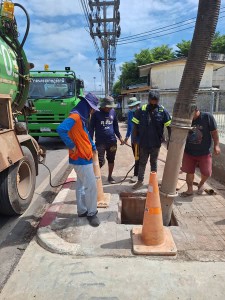 เทศบาลนครสุราษฎร์ธานี ดำเนินการดูดลอกท่อระบายน้ำ กำจัดสิ่งปฏ ... Image 1